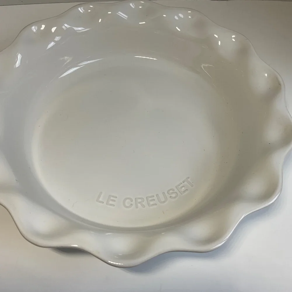 Le Creuset White Stoneware 9 Inch Scalloped Heritage Pie Dish Baker White